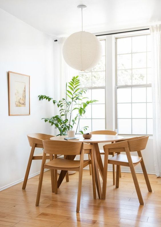Base para mesa de jantar de madeira com pés de palito e cadeiras de madeira