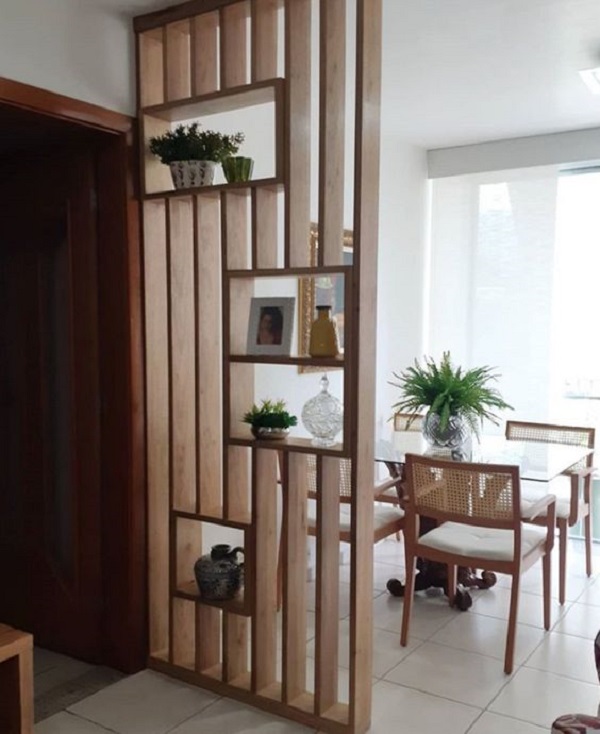 . Brise de madeira com nichos para dividir ambientes em casa