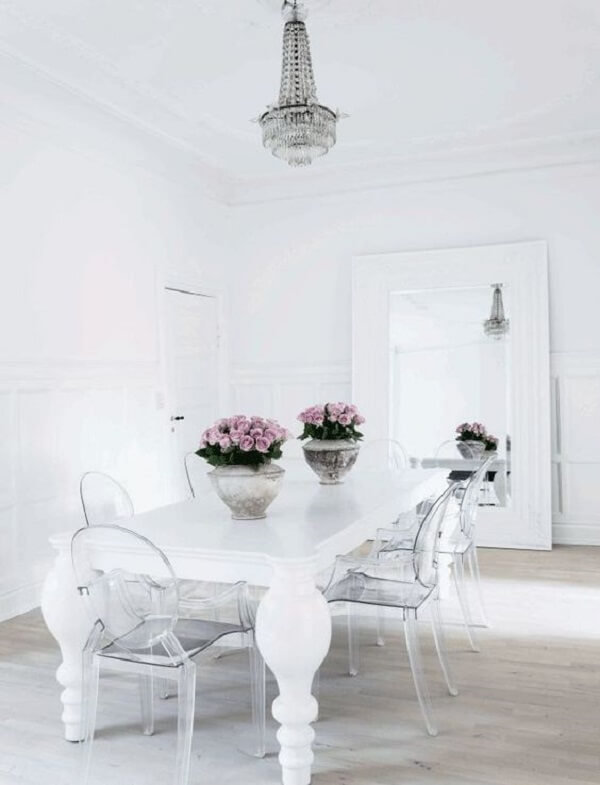 Cadeira acrilico transparente e mesa de jantar branca