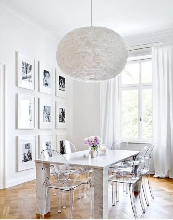 Cadeira acrilico transparente para mesa de jantar marmorizado e lustre branco