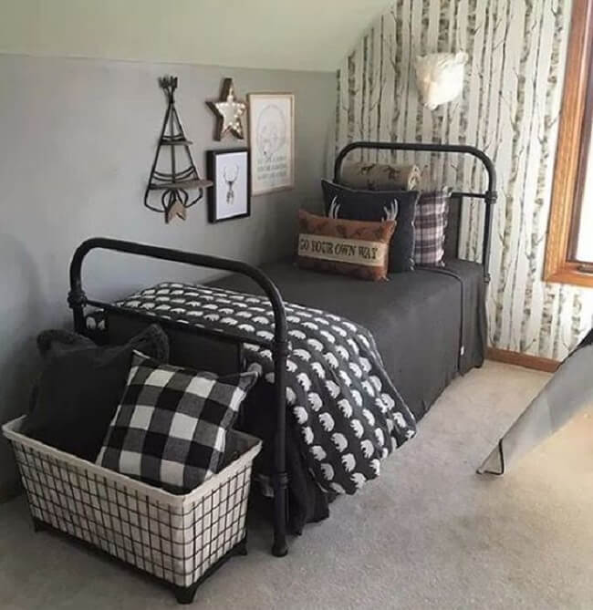 Cama de ferro e tapete carpete para quarto. Fonte: We Heart It