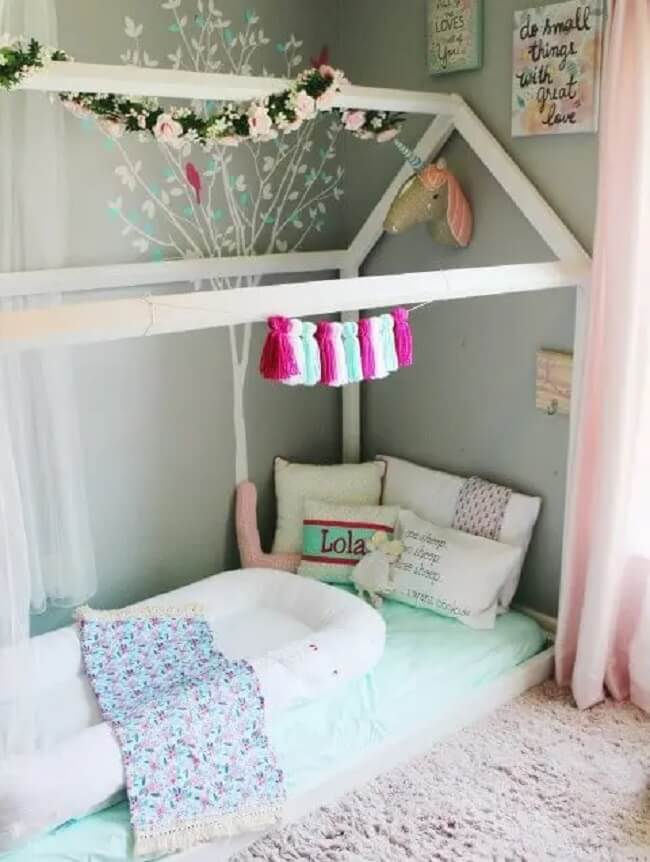 Cama montessoriana, almofadas divertidas e carpete para quarto. Fonte: Oh Happy Play