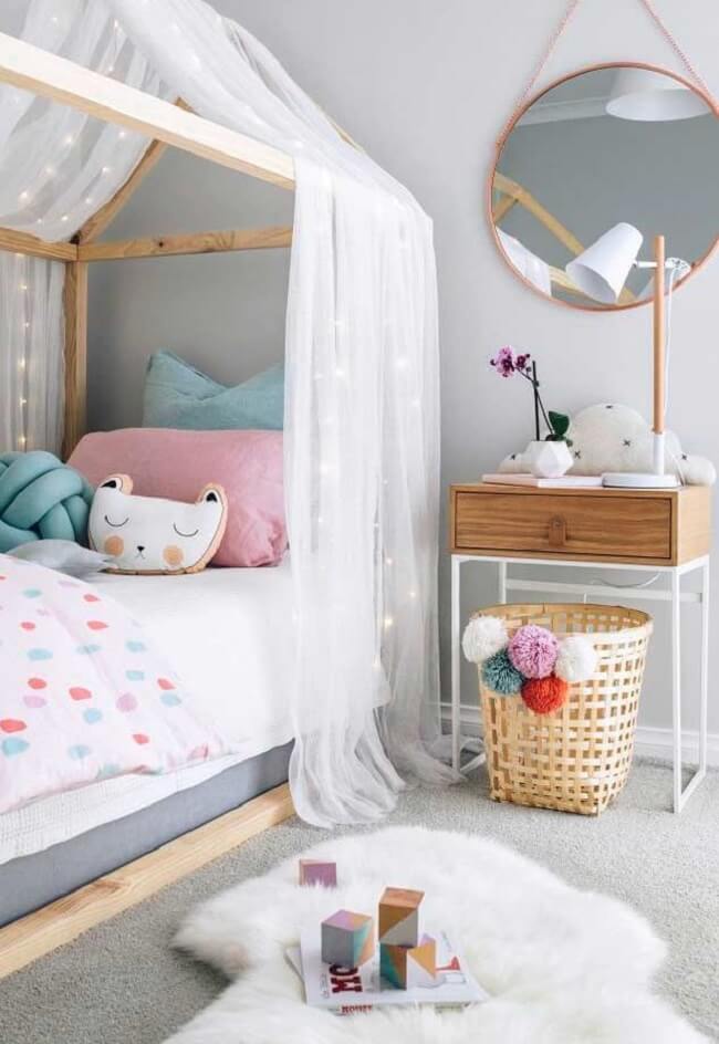 Cama montessoriana, tapete branco felpudo e carpete para quarto infantil cinza. Fonte: Wattpad