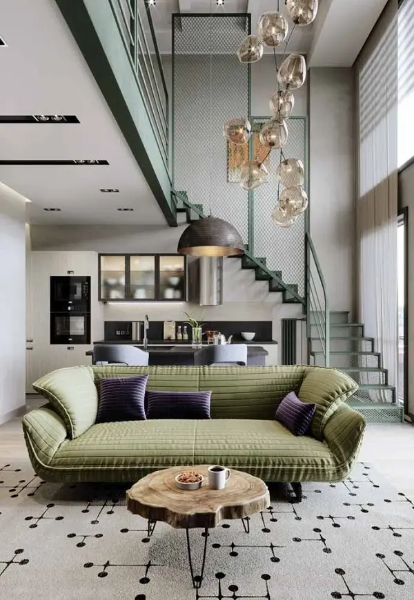 Casa com mezanino metálico na cor verde e rede de proteção para escada