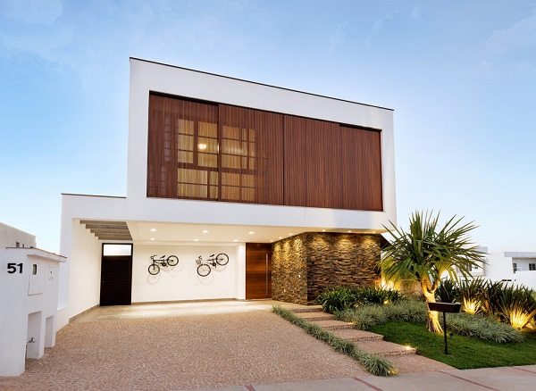 Casa moderna com brise de madeira