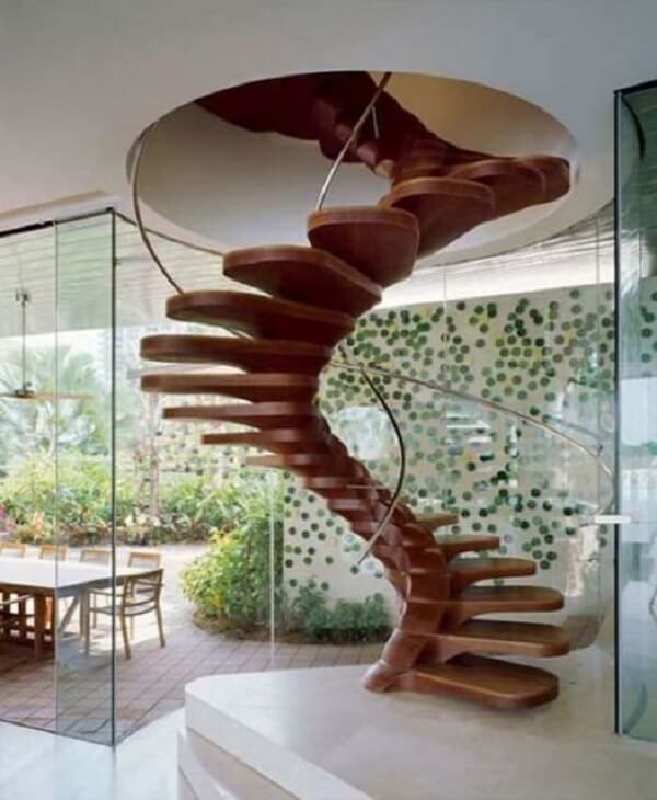 Casa moderna com escada caracol