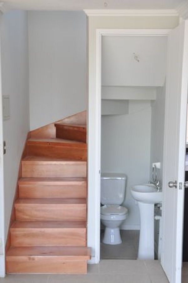 Casa pequena com lavabo embaixo da escada 