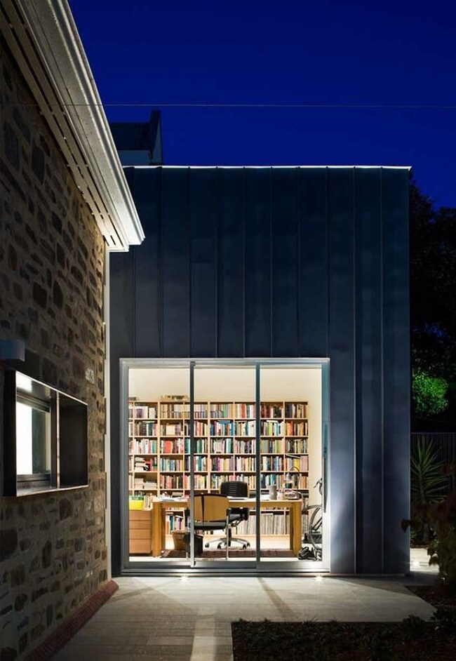 Casas de container por dentro: a estante repleto de livros pode ser vista de fora do imóvel. Fonte: Decor Fácil