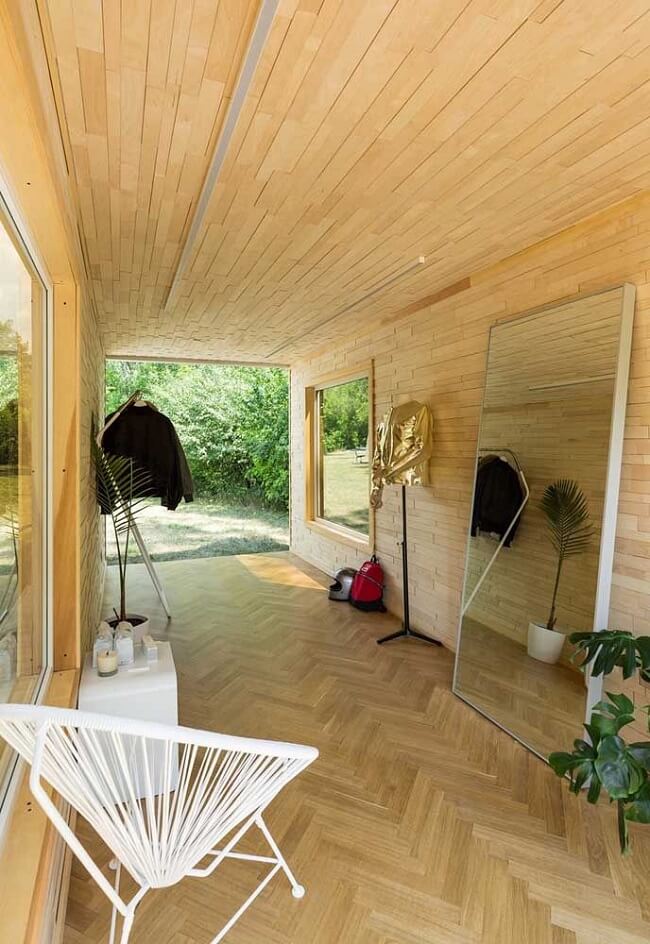 Casas de container por dentro: as madeiras trazem conforto e aconchego para o espaço. Fonte: Decor Fácil