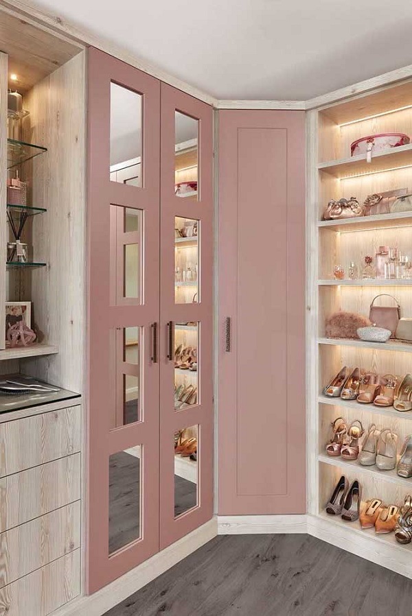 Closet com guarda roupa moderno na cor rosa claro