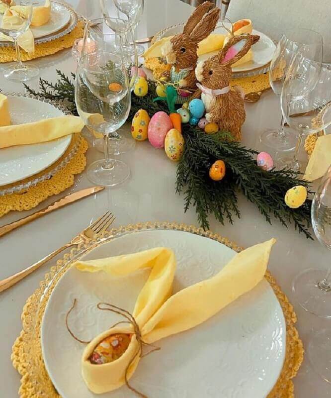 Coelhos decorativos para decoração de mesa de Páscoa branca e amarela Foto Home Thayna Karolayne