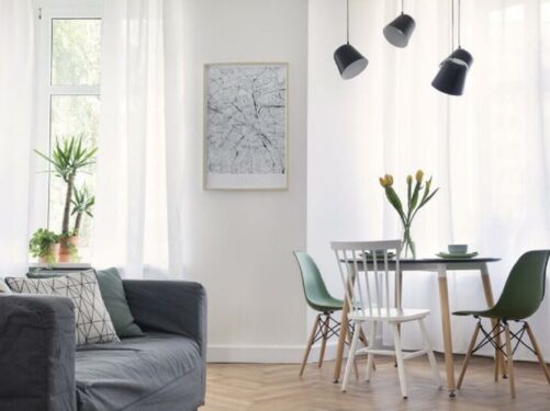 Cores claras para decoração de apartamento simples com mesa redonda e cadeiras diferentes