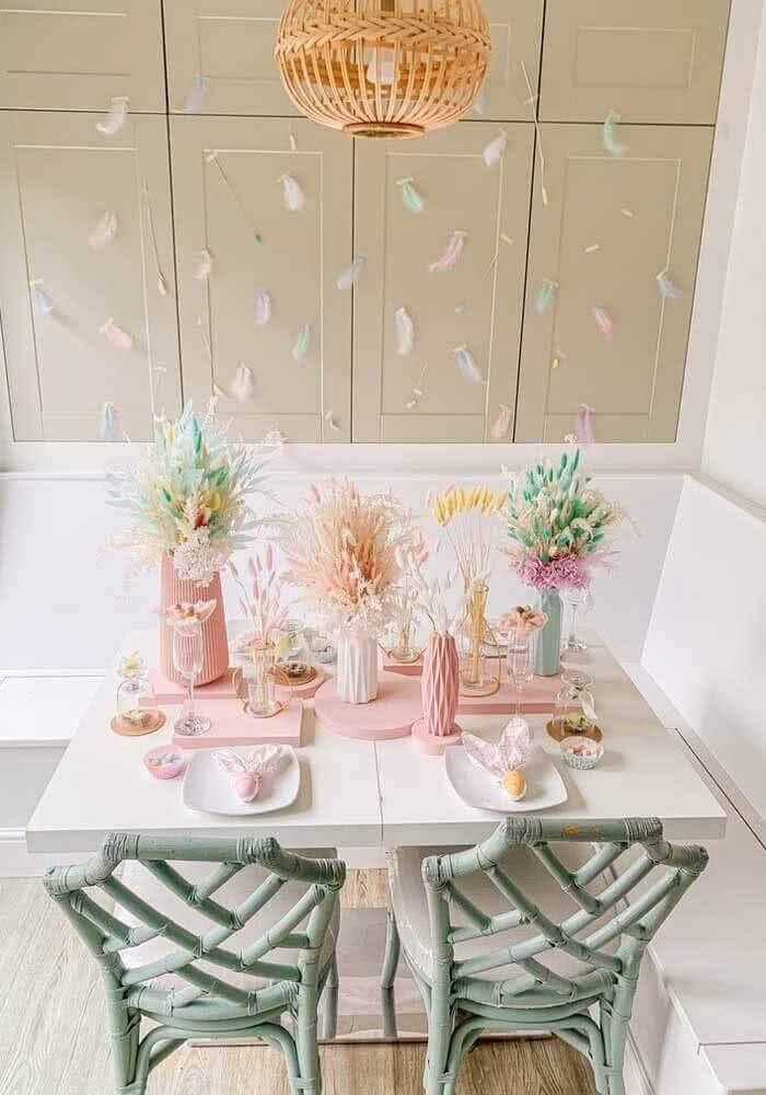 Cores pasteis para decoração de Páscoa para mesa simples Foto Deavita