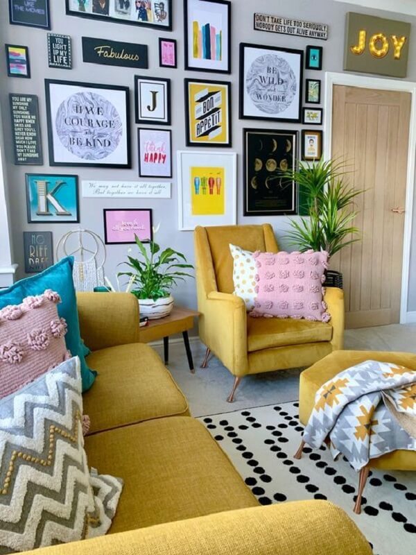 Cores que combinam com amarelo para sala de estar moderna