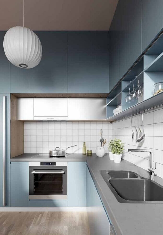Cozinha azul de canto planejada com bancada de quartzo cinza Foto Decor Fácil