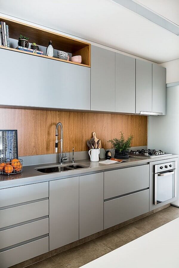 Cozinha cinza decorada com revestimento de madeira e com bancada de quartzo cinza Foto Olx