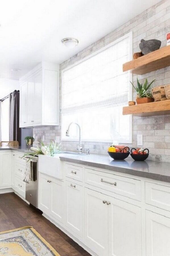 Cozinha clean decorada com bancada de quartzo cinza Foto Pecanst Home Decor 