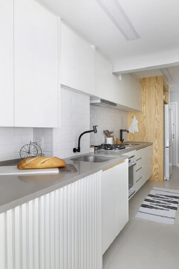 Decoração de cozinha com bancada de quartzo cinza claro e armários brancos Foto Moana Arquitetura