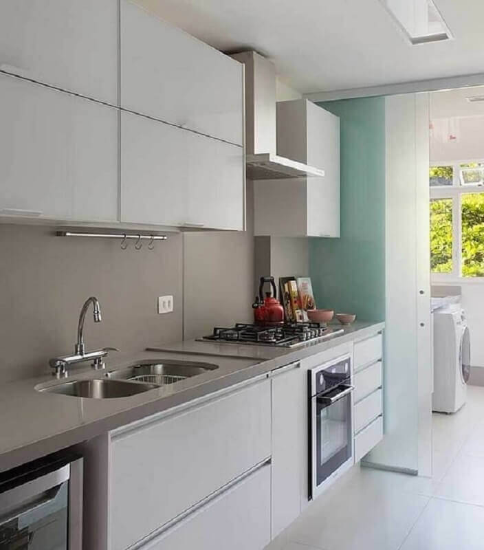 Cozinha pequena decorada com bancada de quartzo cinza claro e armários brancos planejados foto S3 Mercenária