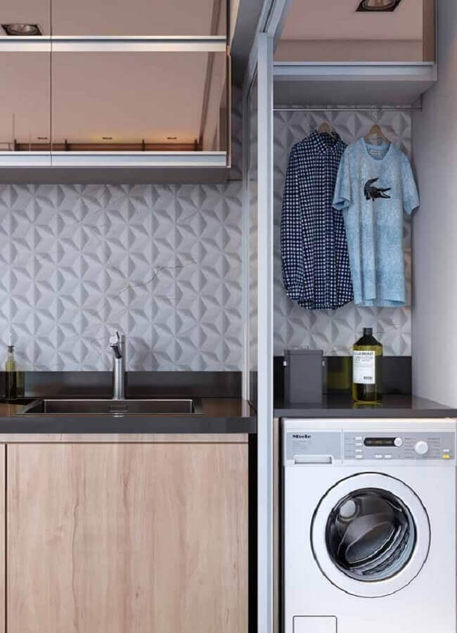 Cozinha com lavanderia e bancada de quartzo cinza escuro decorada com revestimento 3D  Foto Decor fácil