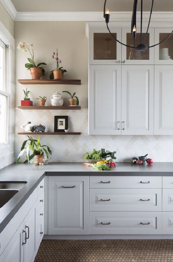 Cozinha em L decorada com bancada de quartzo stone Foto Kimball Star