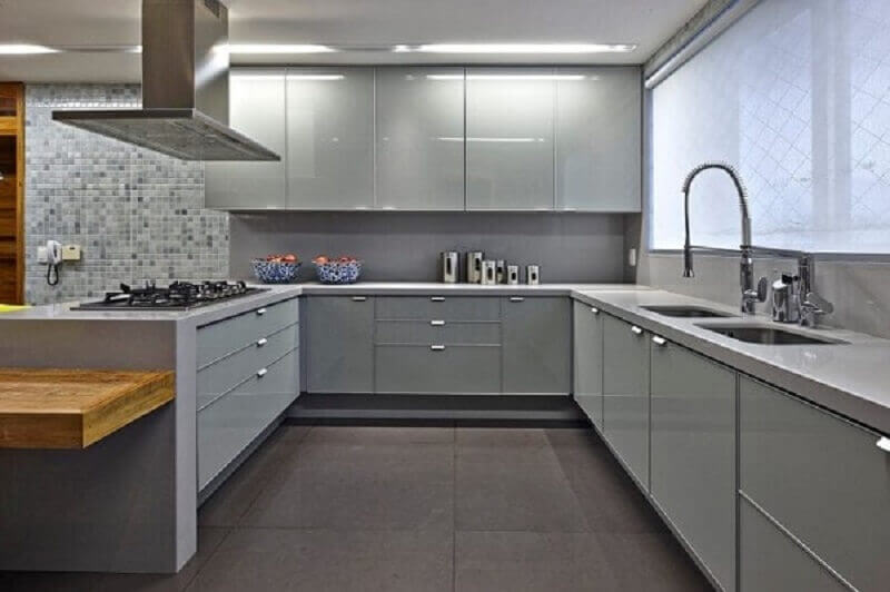 Cozinha em U moderna decorada com quartzo cinza Foto David Guerra