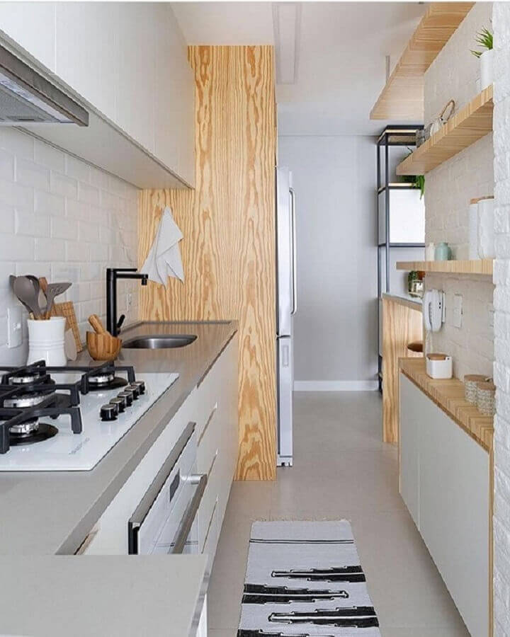 Cozinha pequena decorada com bancada de quartzo cinza claro e detalhes em madeira Foto Apartment Therapy