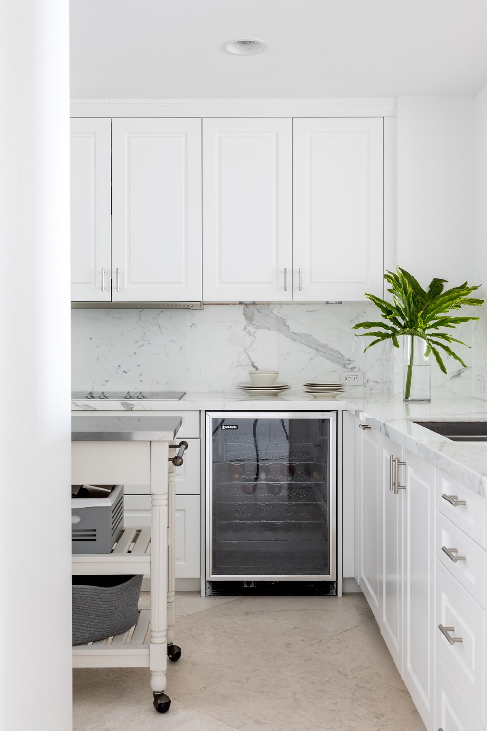 Cozinha planejada com moveis brancos. Foto: Fran Parente