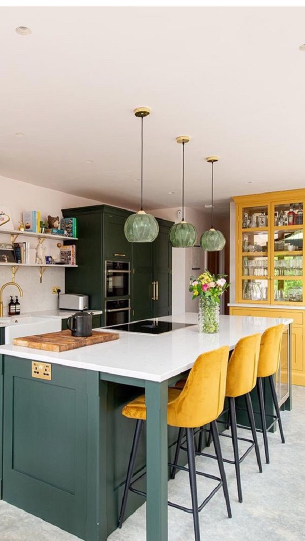 Cozinha verde com banquetas amarelas