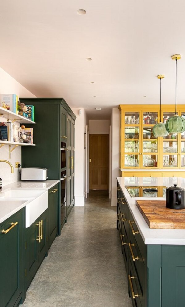 Cozinha verde e amarela moderna