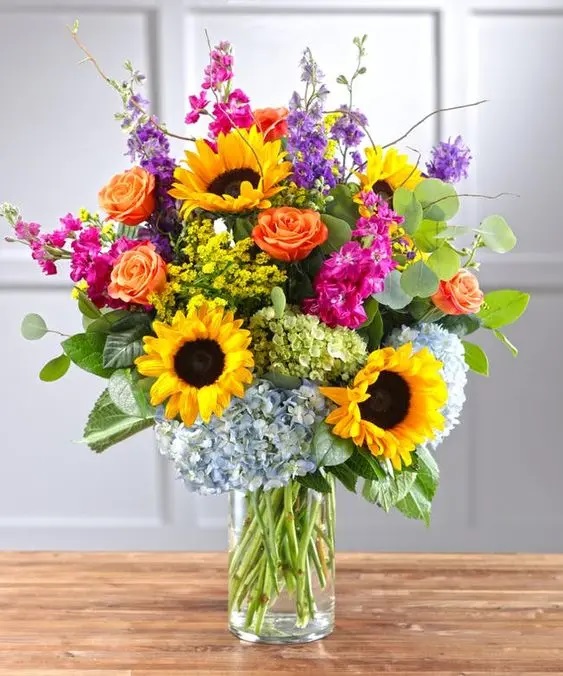 Crie lindos arranjos para mesa de jantar com flores naturais. Fonte: Carithers