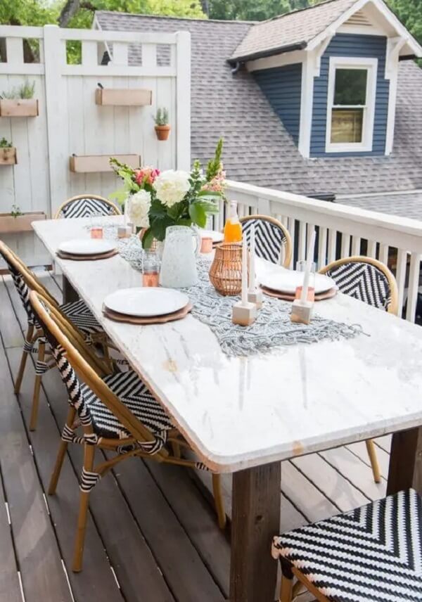 Crie um lindo arranjo de flores para mesa de jantar. Fonte: Addison Wonderland