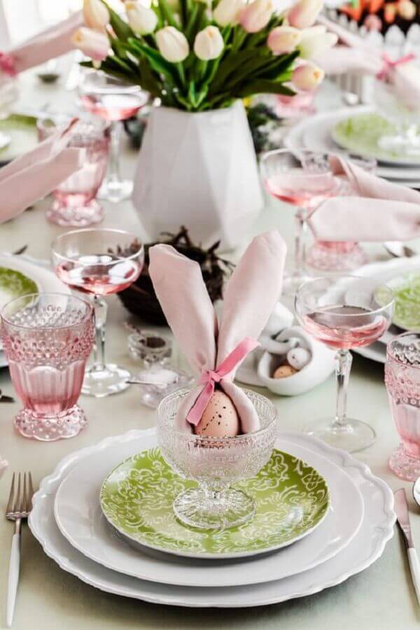 Decoração de mesa de Páscoa delicada branca e rosa com detalhes verdes Foto Project Nursery