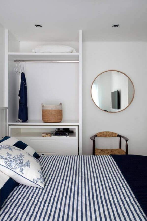 Decoração clean com espelho no quarto branco e azul Foto Casa de Valentina