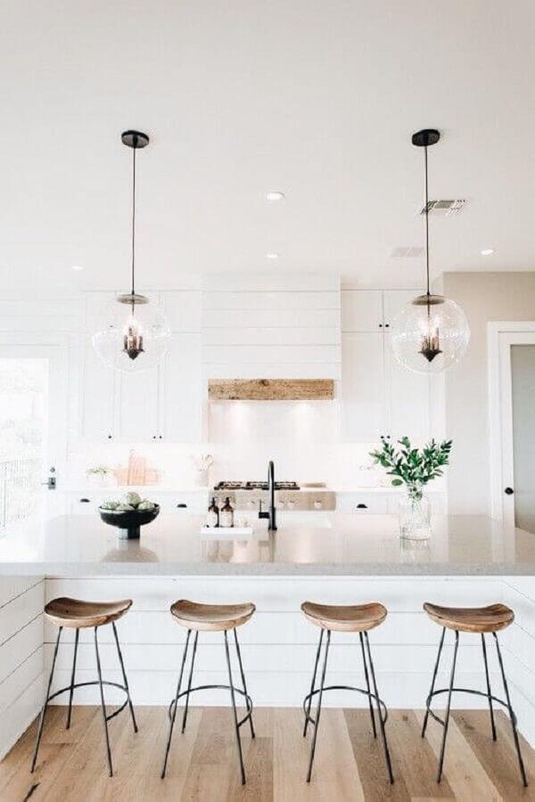 Decoração clean para cozinha clássica e clara com bancada de quartzo cinza Foto Decoholic