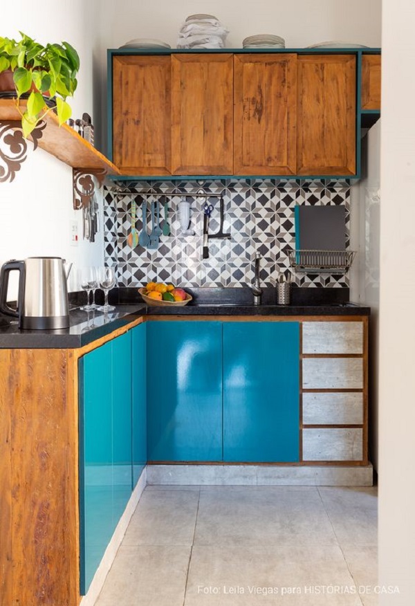 Decoração com adesivo para cozinha azul e móveis geométricos
