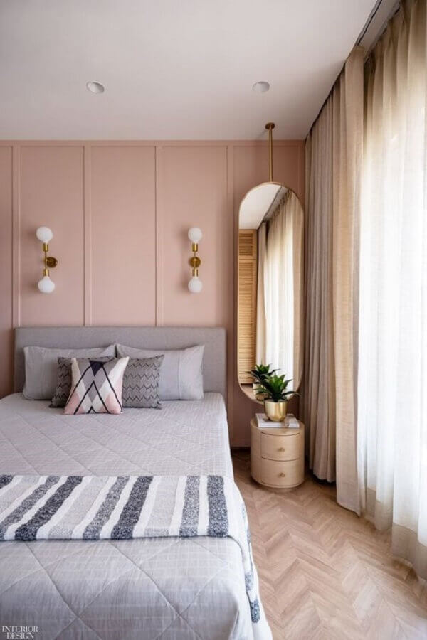Decoração com arandela em parede rosa e espelho no quarto Foto Interior Design