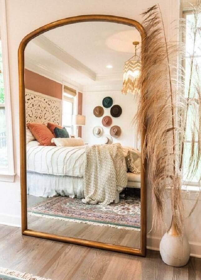 Decoração com espelho grande no quarto de casal Foto Hunter Premo