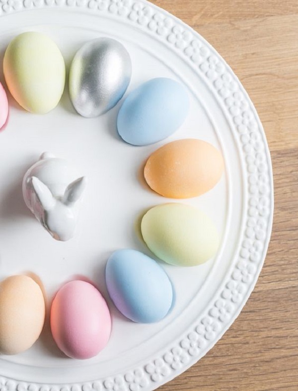 Decoração com ideias ovo de pascoa coloridos na mesa de jantar