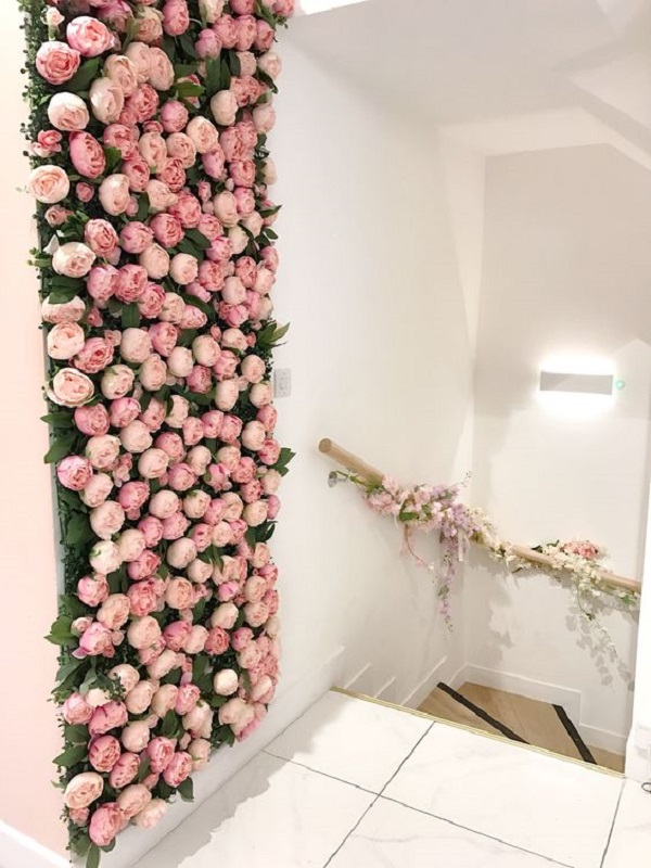 Decoração com parede de flores cor de rosa delicadas