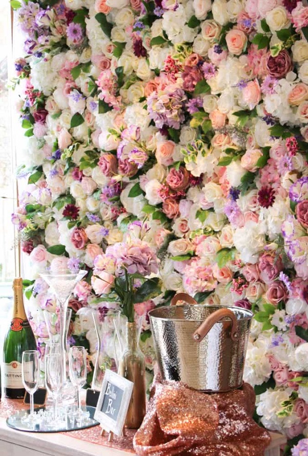 Decoração com parede de flores em tons de rosa