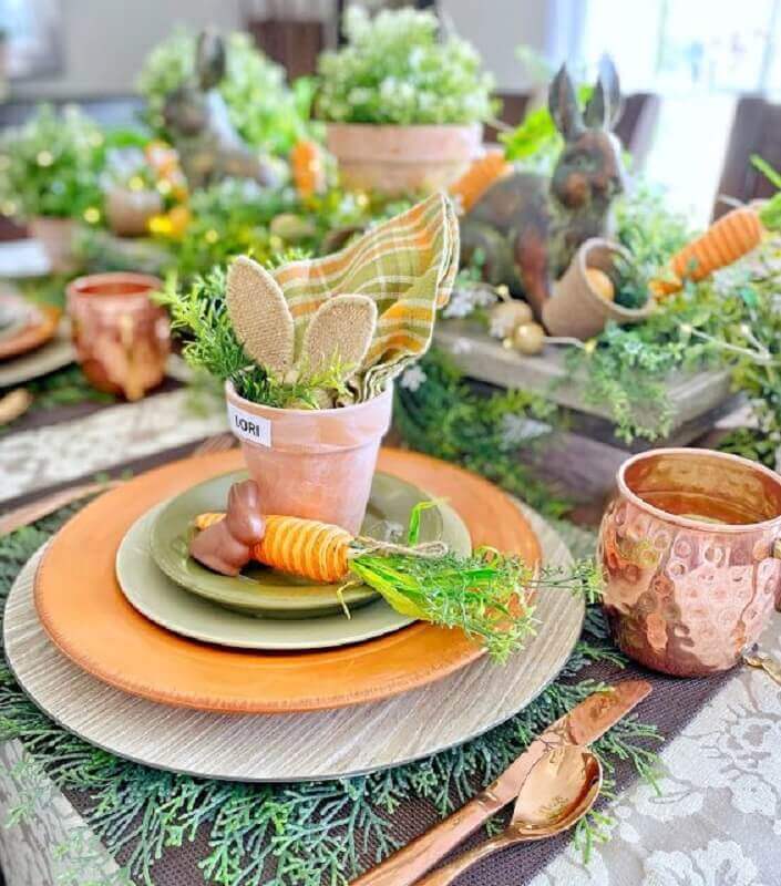 Decoração de Páscoa para mesa rústica com cenouras e grama Foto Deavita