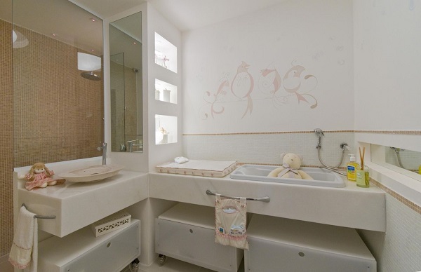 Decoração de banheiro chique com espaco de trocador para bebê