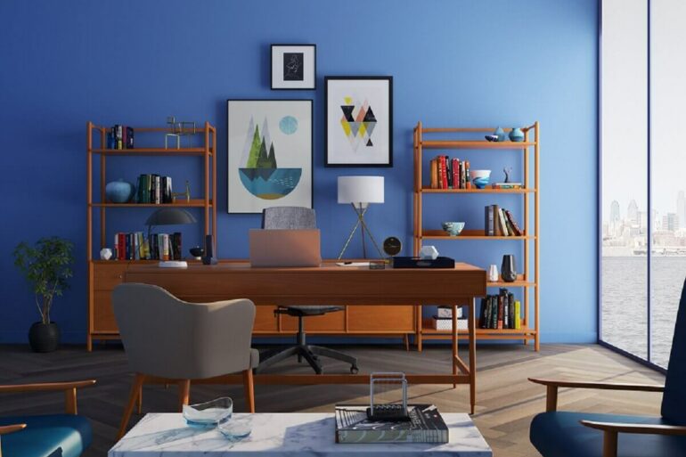 Decoração de escritório com moveis de madeira e parede azul Foto Pexels