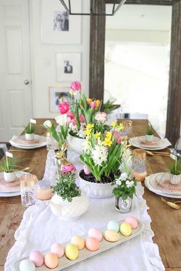 Decoração de mesa de Páscoa simples e rústica com ovos coloridos Foto Decor Fácil