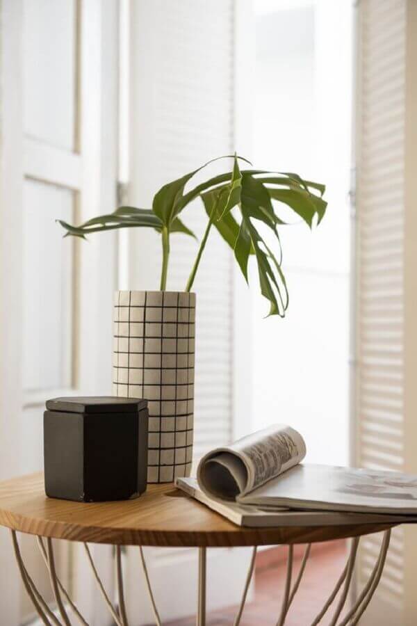 Decoração de mesa lateral com vaso minimalista delicado Foto Artex
