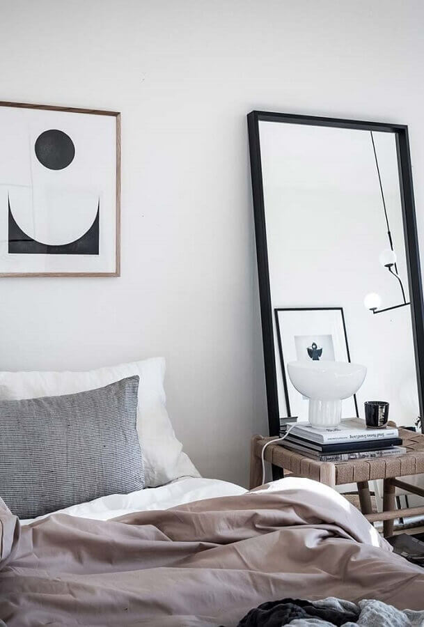 Decoração minimalista com espelho no quarto de casal Foto Otimizi
