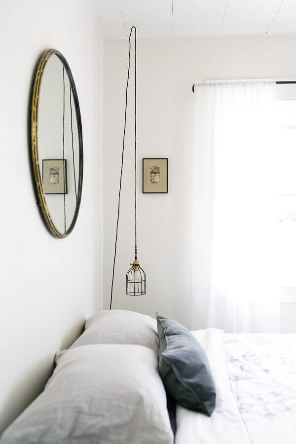 Decoração minimalista com luminária pendente e espelho no quarto branco Foto Cozyhome 101