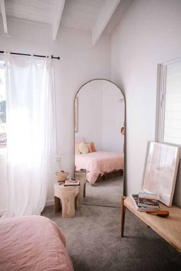 Decoração simples com espelho grande no quarto Foto Harpers Project