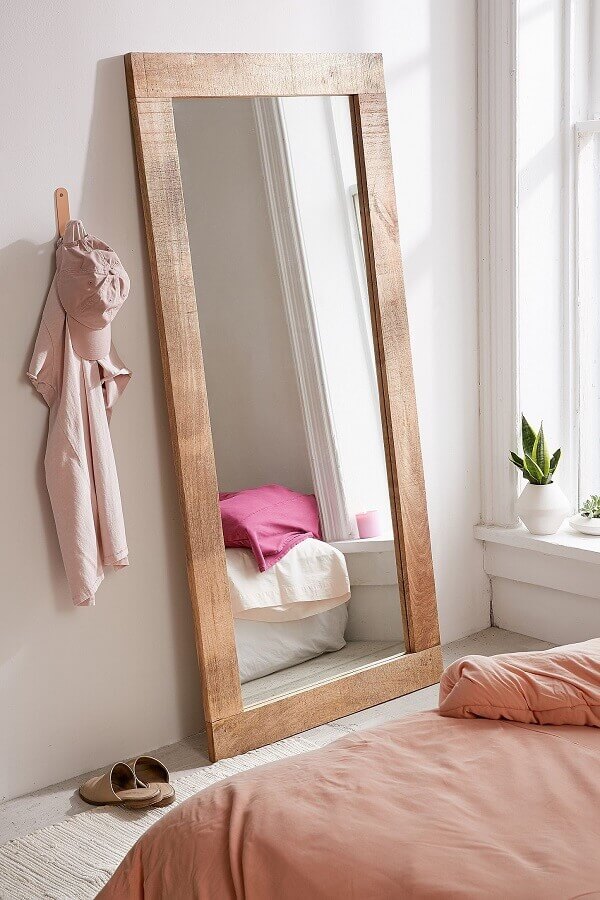 Decoração simples com espelho no quarto Foto Sincerely Laura Leigh
